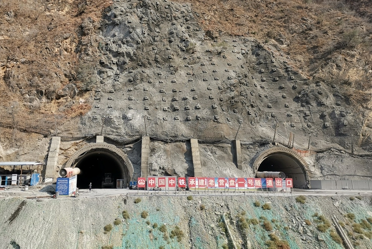 data-id="u7bwnp6sluxm">2024年5月7日,西昭高速公路老营盘1号隧道