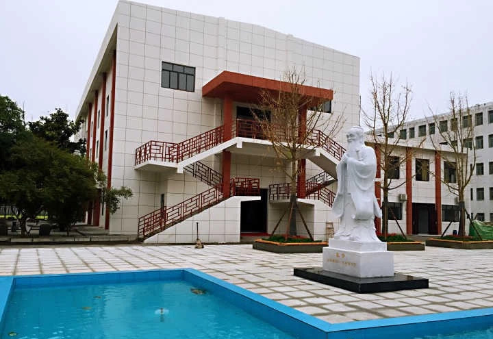 2 middle school /i>),简称沙市二中,是荆州市中考优胜学校,  span