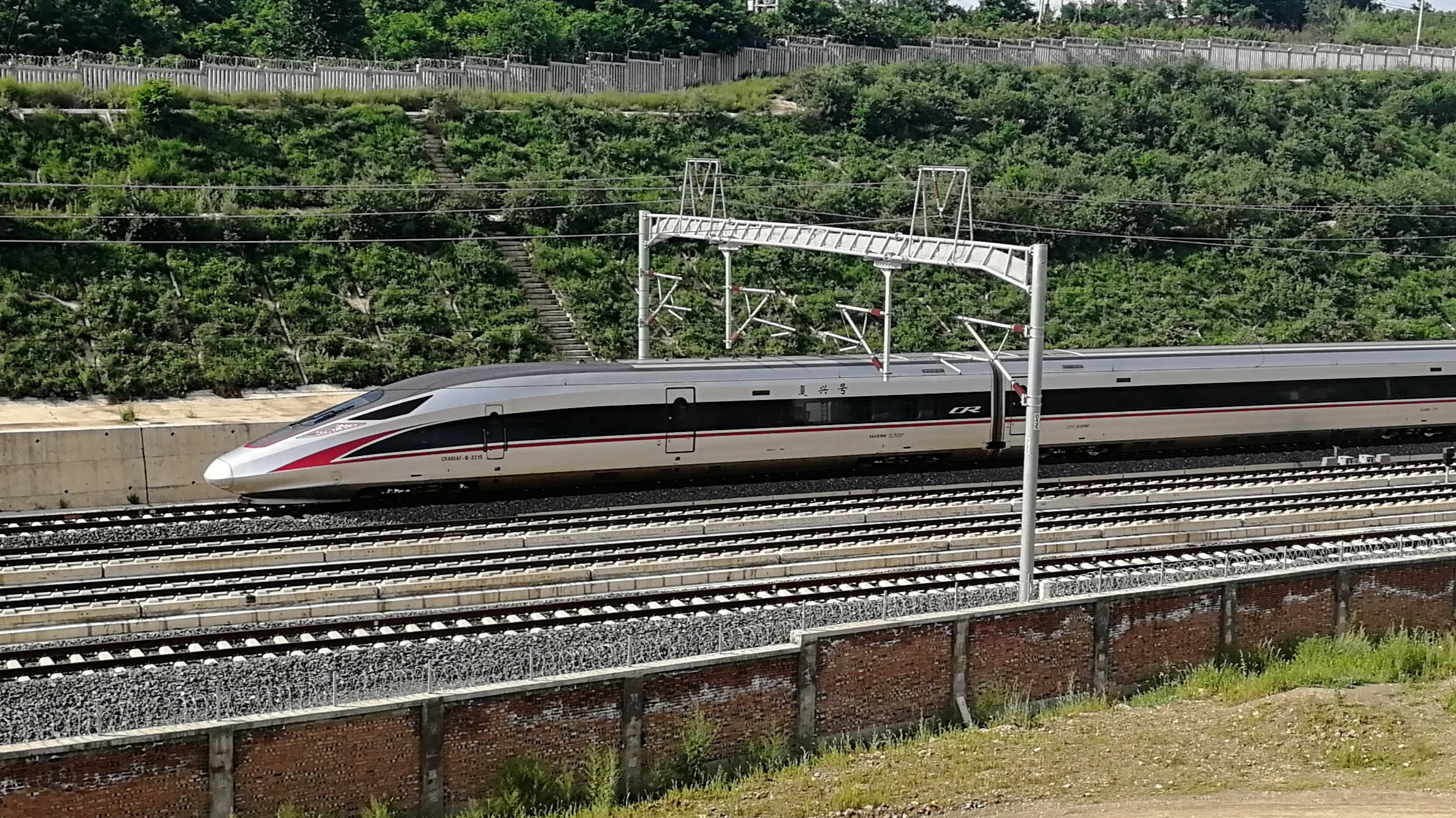  p>新一代标准高速动车组"复兴号"是我国自主研发,具有完全知识产权的