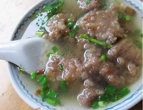 兜汤,是客家人的一种再普通不过的汤,它不是主食,更恰切地说是一种