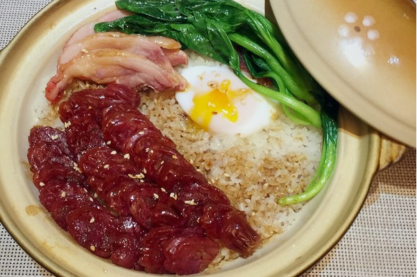 鸡腿腊肠煲仔饭