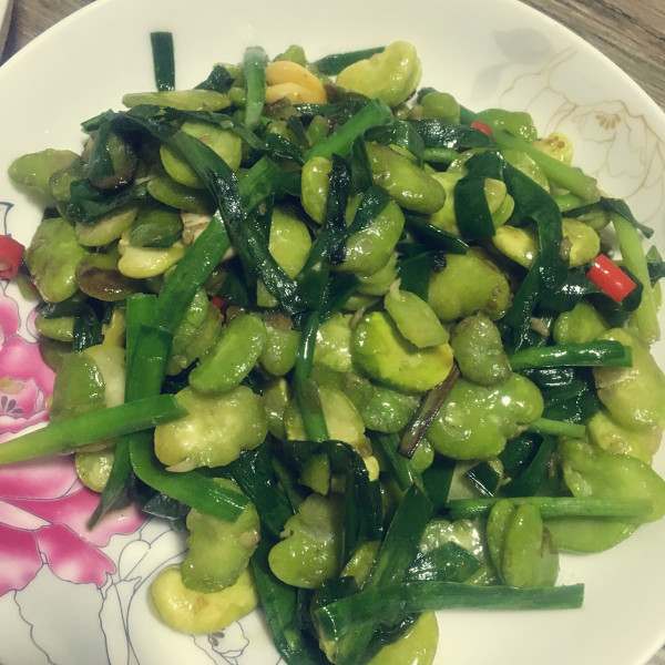  p>蚕豆炒韭菜是一道由韭菜等为主要食材做成的菜品,属于家常菜. /p>