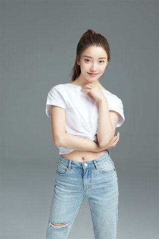  p>姜贞羽,原名刘垚昕,1996年12月30日出生于云南省昭通市,中国内地