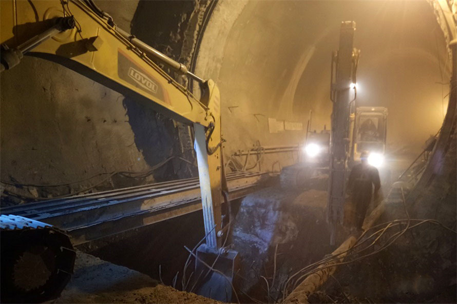  p>木寨岭隧道(muzhailing tunnel)位于甘肃省定西市 b> a target="