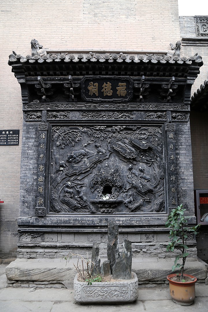  p>砖雕,是指在青砖上雕出山水, a target="_blank" href="/item/花卉