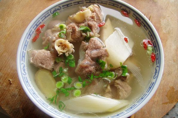  p>萝卜羊肉汤是以萝卜,羊肉为主料制作的药膳. /p>