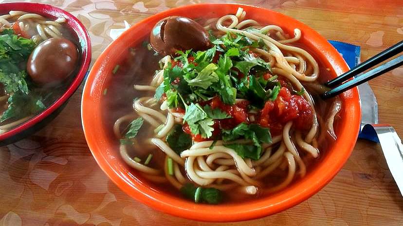  p>原平河捞是山西有名的面食之一,因制作时需要把河捞床架在大锅上