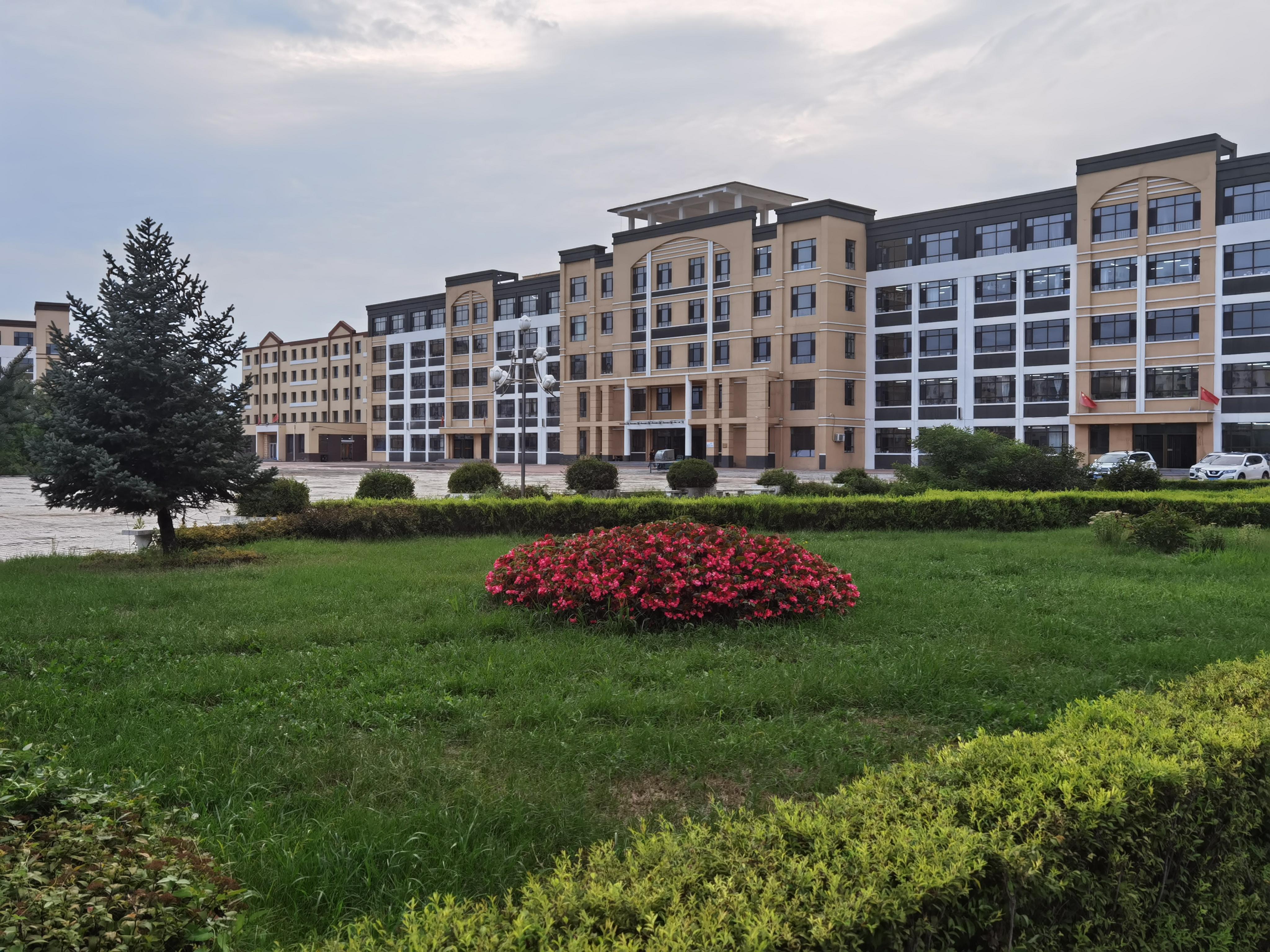  p>磐石市第五中学,始建于1978年.是一所省重点高中.