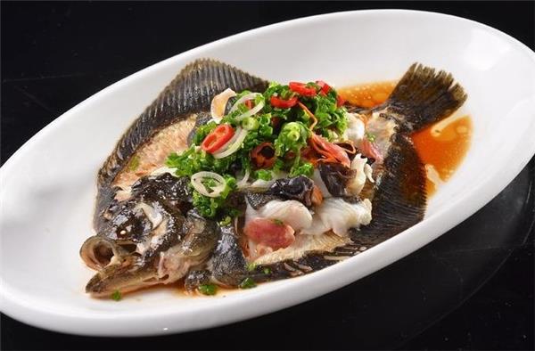  p>剁椒清蒸多宝鱼指的是一道普通的家常菜,主要食材有,多宝鱼一条,红