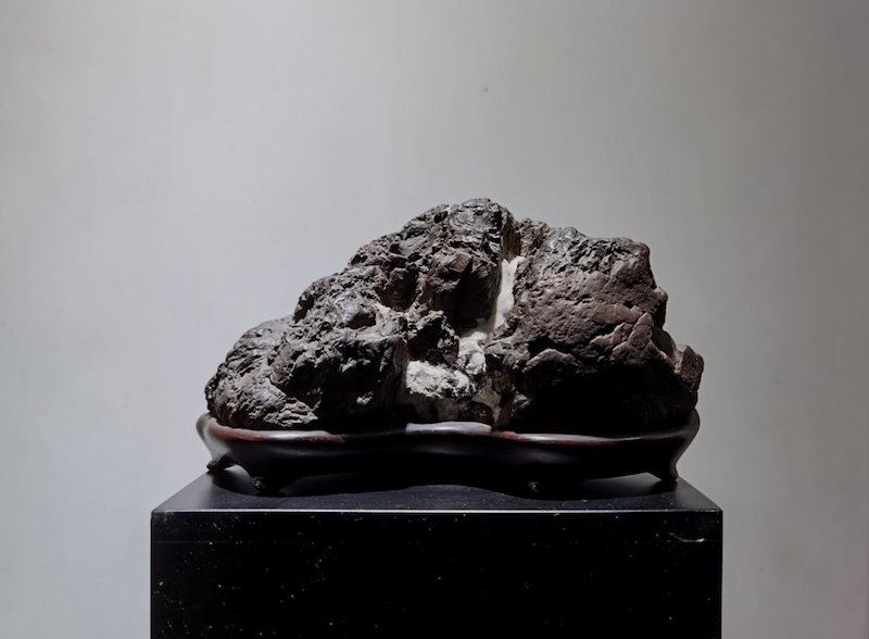 千軒石。水石 灰色と黒の不規則な岩 千軒石。水石 不規則な形状 千軒石。火山岩 水石 黒色 円柱形 河原の