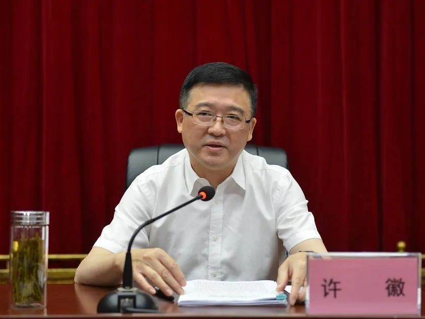  p data-id="gnwzq0r5ik">许徽,男,土家族,出生于广东汕头,出生安徽 a