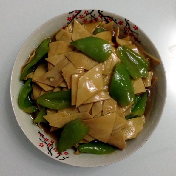  p data-id="gnwh2sx2zk">辣椒炒豆片,是一道