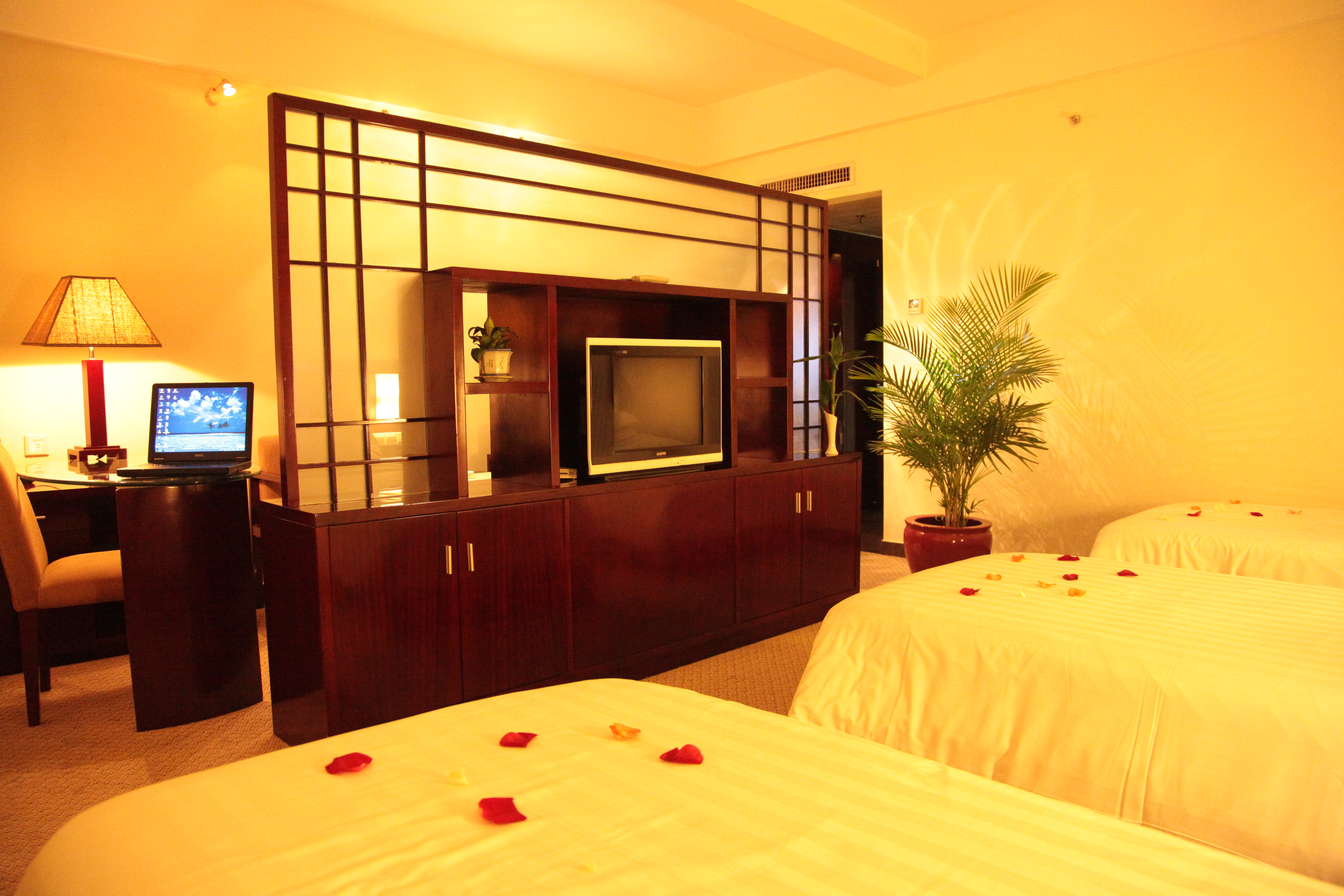  p>广州红叶酒店位于广州市机场路西乐嘉路8号,毗邻白云山风景区,兴发