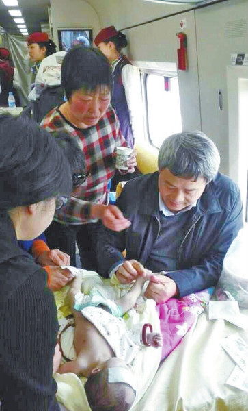 20150412 宋兆普在列车上对婴儿进行抢救