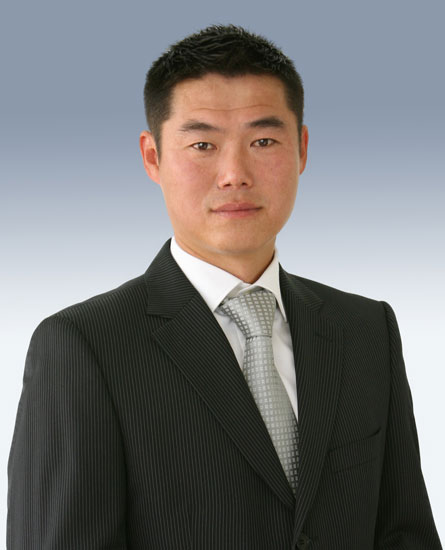  p>宿茂臻,1972年9月1日出生于山东省青岛市,祖籍四川省,前中国足球