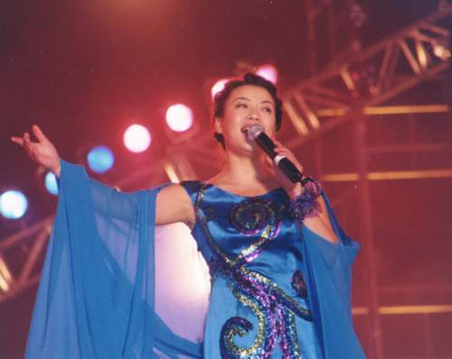  p>张也,1968年5月28日出生于湖南省长沙市,中国内地女高音歌唱演员