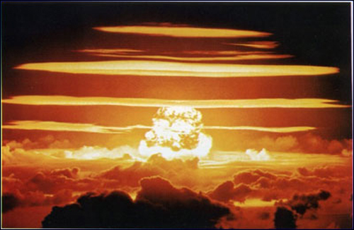  p>核武器(英文名:nuclear weapon)是利用能自持进行的原子 a target=