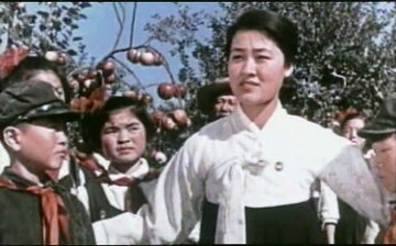 hw0w4us">《摘苹果的时候》是1971年金英浩执导的电影,由郑英姬主演