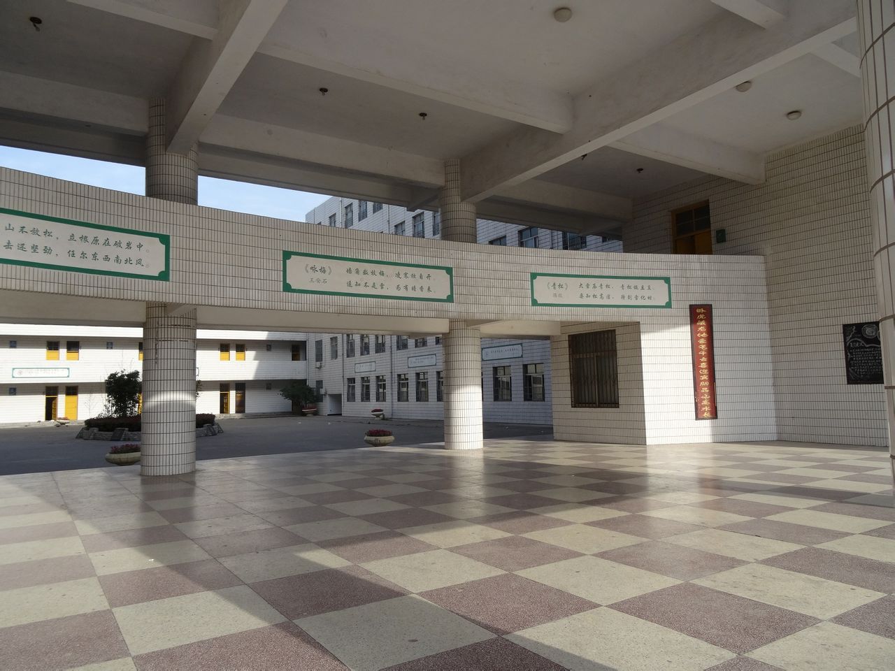  p>蒙城六中位于安徽省蒙城县城南区,安徽省 a href="#" data-lemmaid