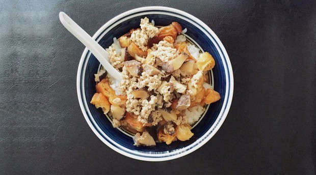  p>温州糯米饭是一道美食,由蒸熟的糯米,上面撒上油条碎末或油条块和