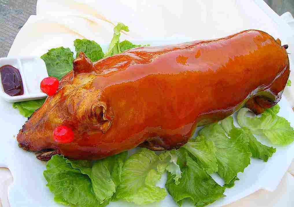  p>烧乳猪是一道美食,主料是小乳猪,辅料是蒜,调料是五香粉,芝麻酱