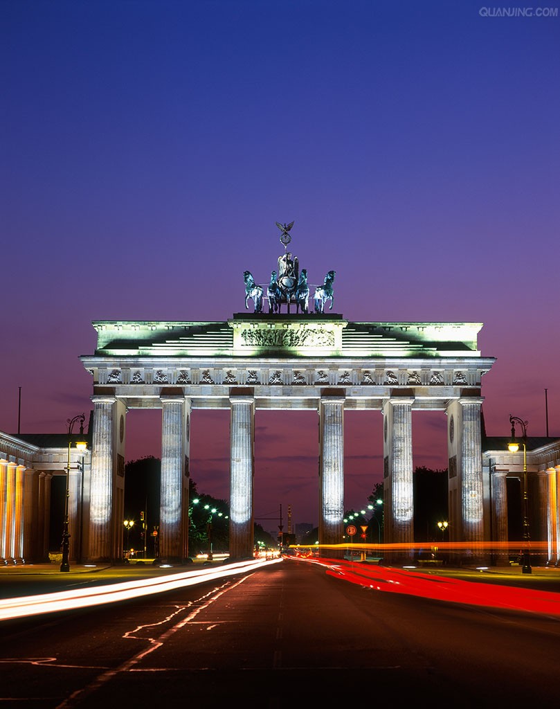  p>勃兰登堡门(德语:brandenburger tor;英语:brandenburg gate),位于