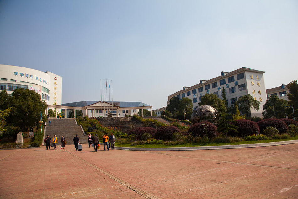  p>湖南长沙同升湖实验学校是一所十五年一贯高级全日制寄宿学校,地