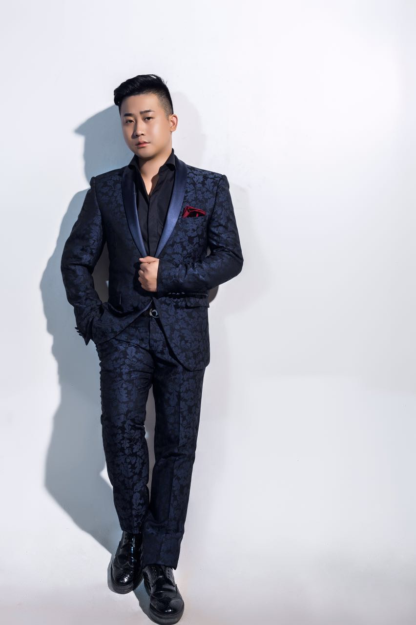 这首歌由李绰(艺名 a target="_blank" href="/item/小鹏飞/4837122"