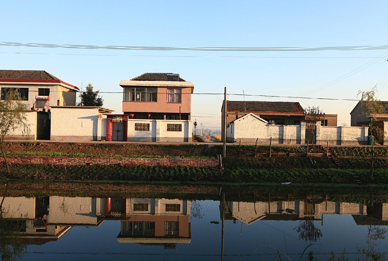 为空间,以人文无干扰,生态无破坏,以游居和野行为特色的村野旅游形式