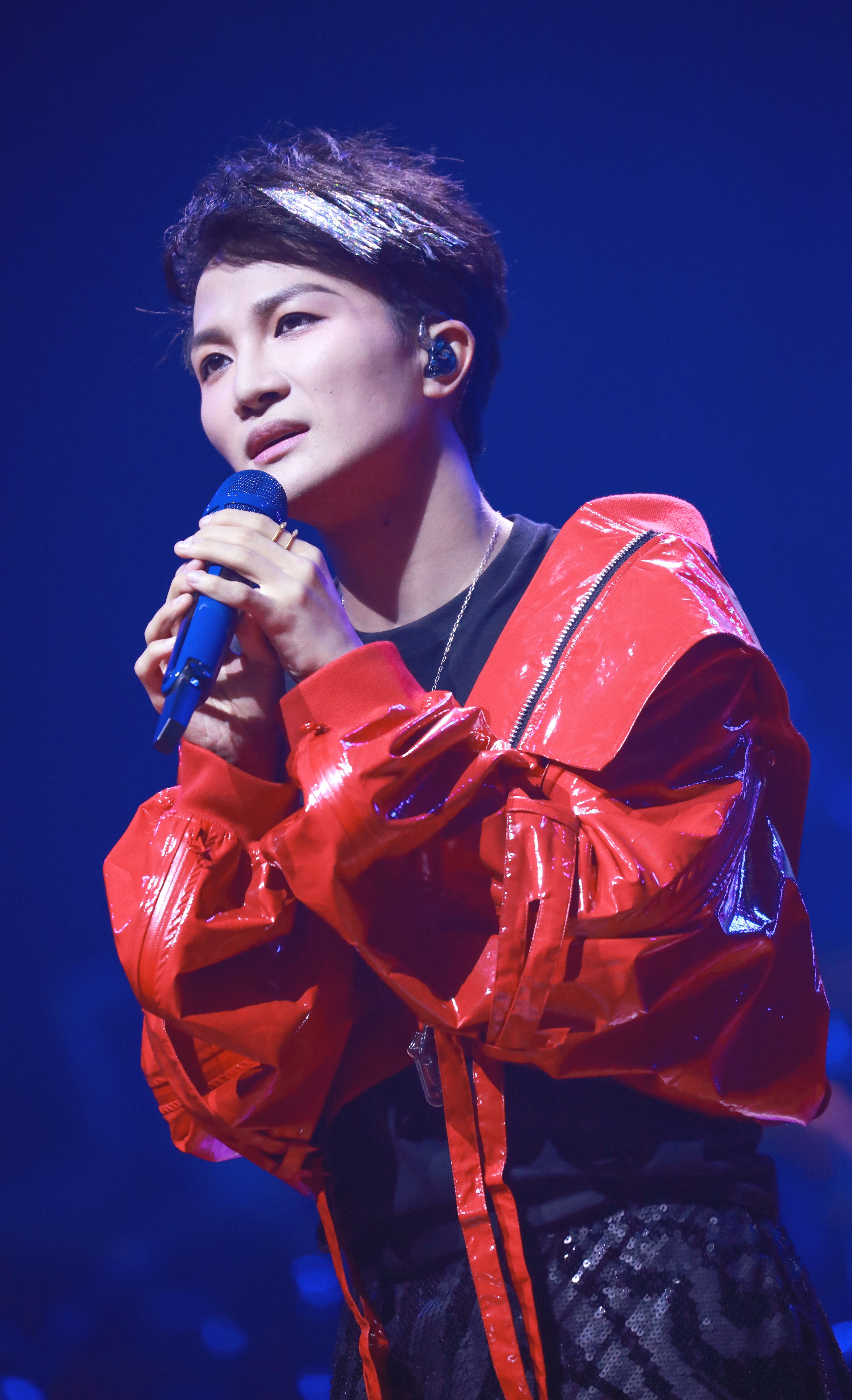  p>周深,1992年9月29日出生于湖南邵阳,长于贵州贵阳,中国内地男歌手