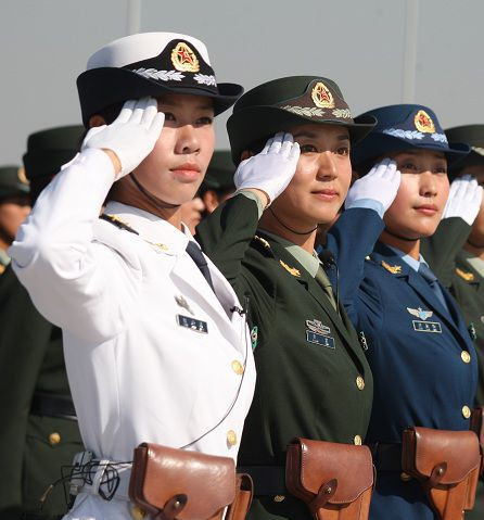  p>卷檐帽,短筒裙,高腰靴以及浑身散发的英武秀美,构成了2009年 a