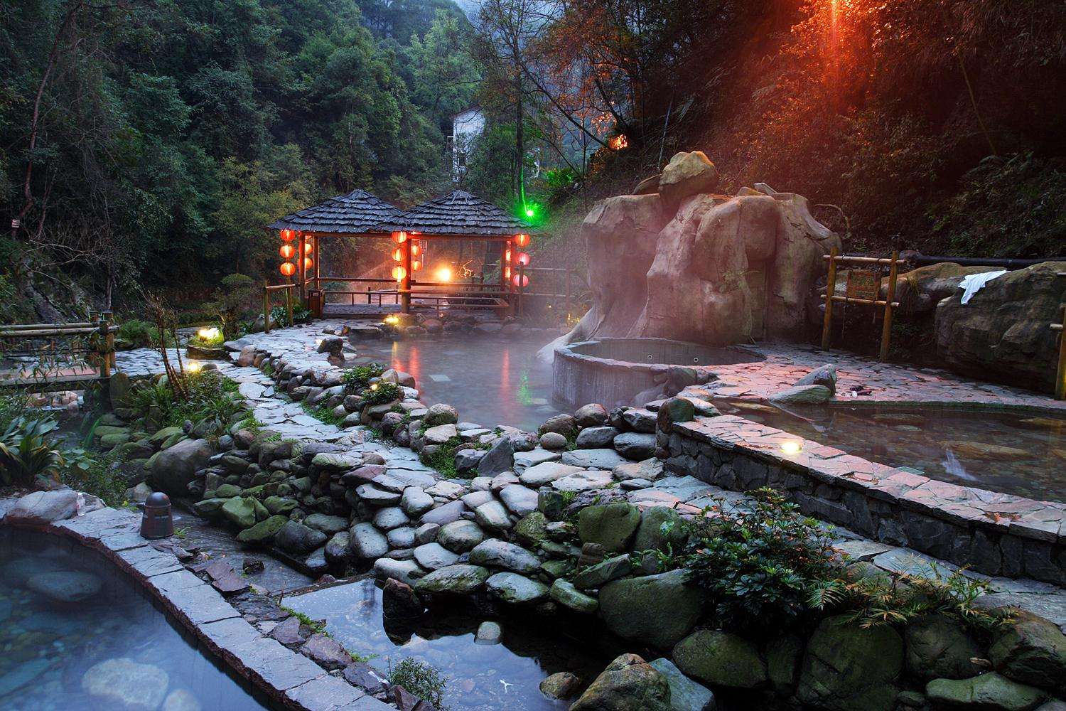  p data-id="gn7vks0f56">龙福山庄位于全国"aaaa"级景区——龙胜温泉
