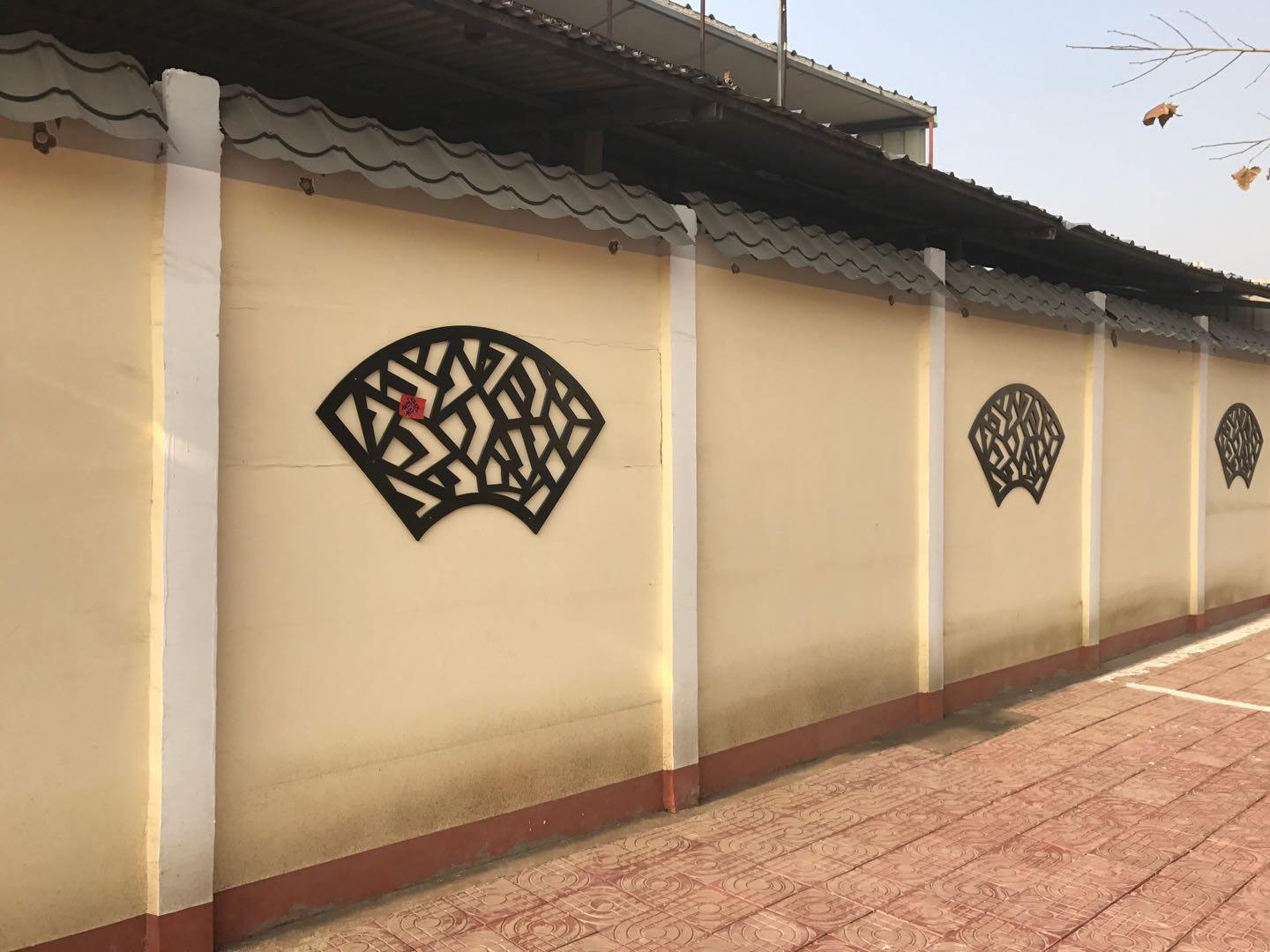  p>预制围墙,是由 a href="#" data-lemmaid="8212203">水泥围墙板 /a