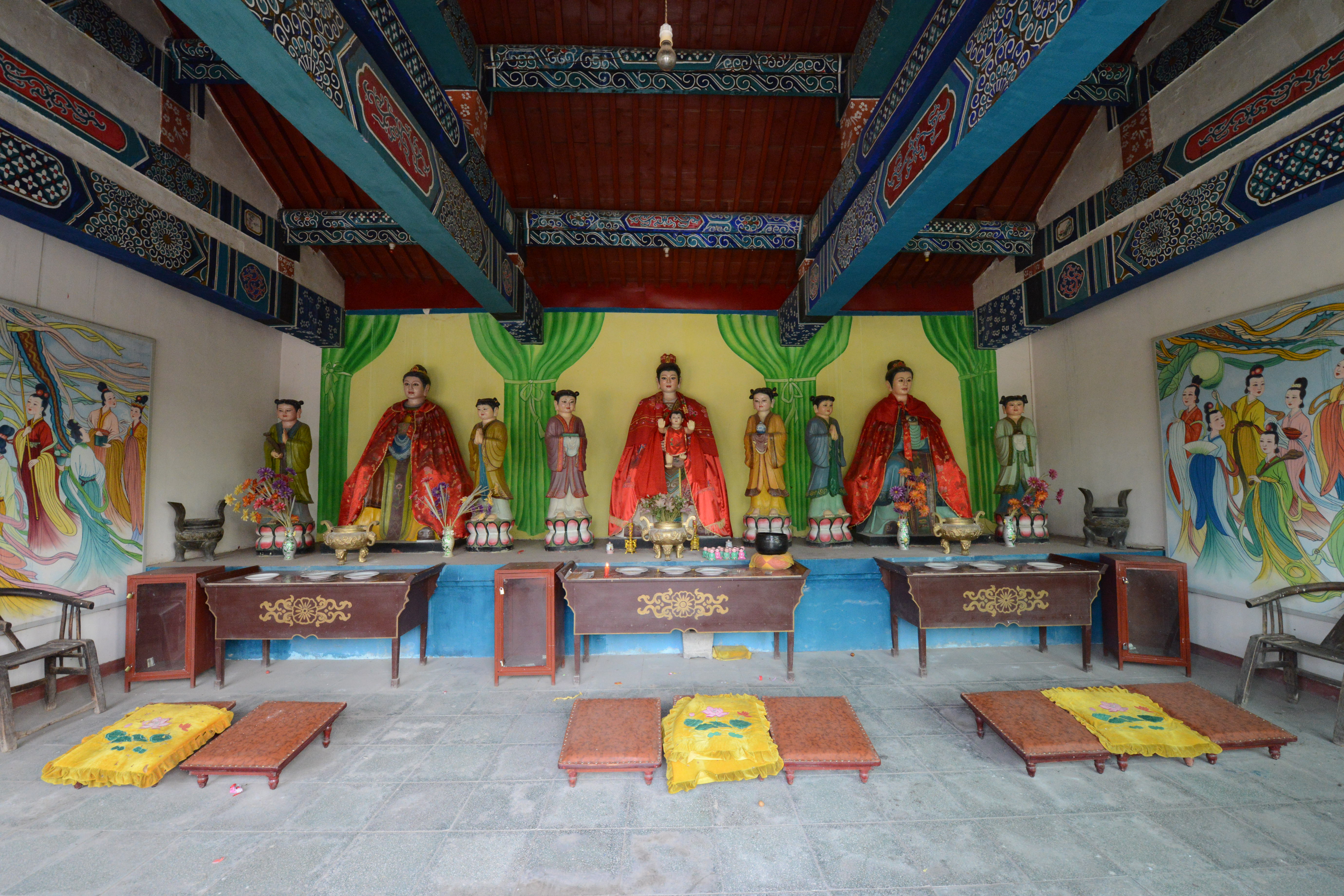  p>三祈堂,亦称宏德寺,古称三仙庙,座落在河北省河间市与任丘市交界处