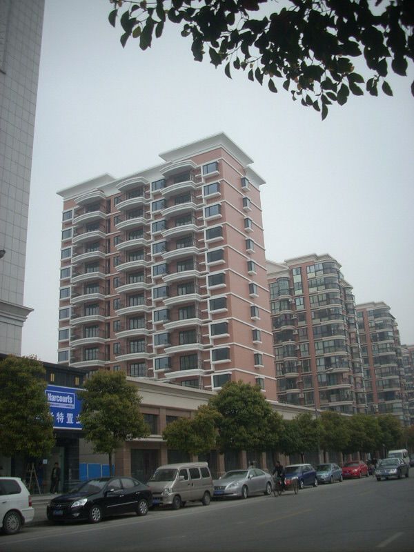  p>大上海国际花园依照建筑风格不同分为十七个区,小区内房型分为多层