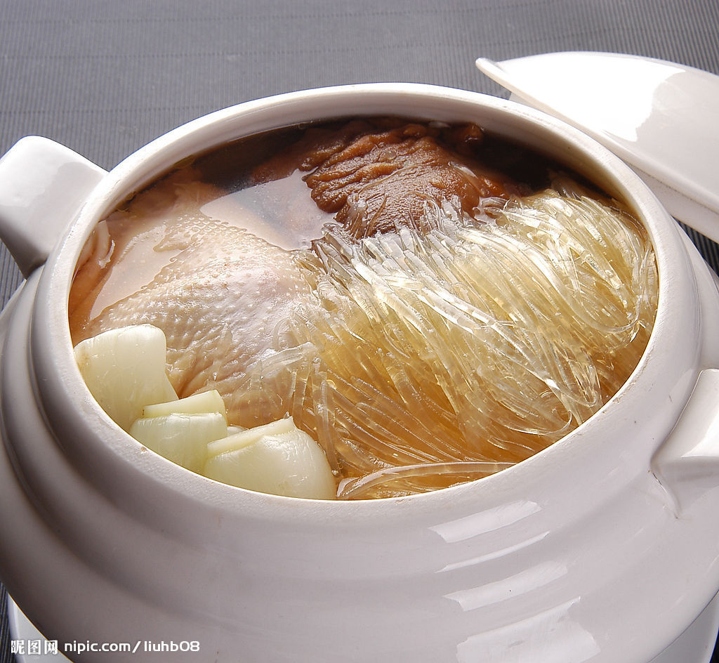  p data-id="gn8nbz7ffu">鸡腿炖鱼翅是一道菜品,属于家常美食.