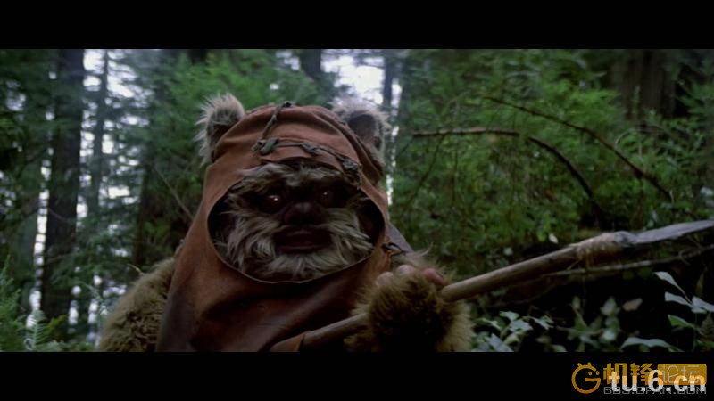 2000年8月5日),是一位具有传奇色彩的英国演员,有"影坛千面人"之称