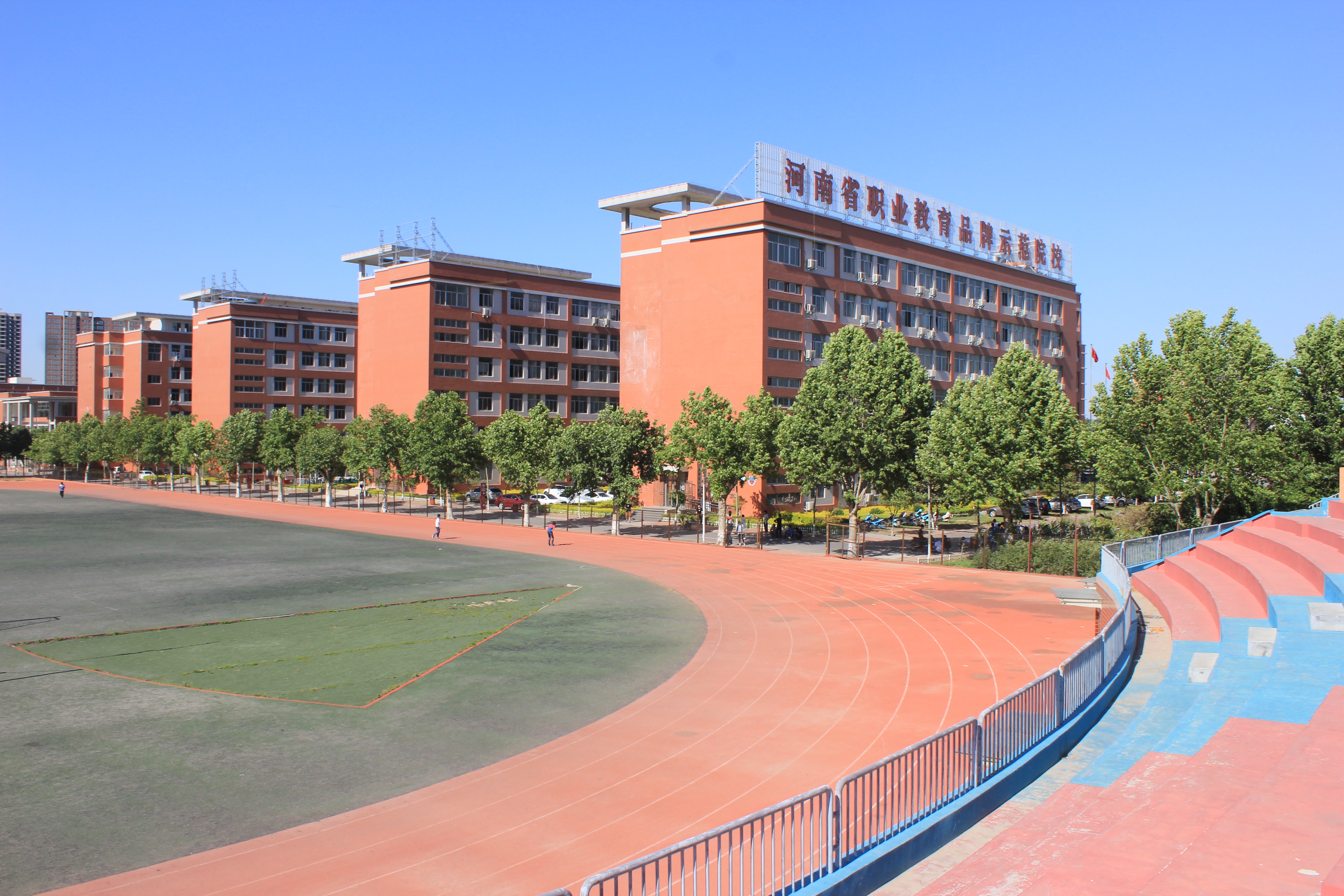  p>郑州交通技师学院,始建于1979年,现由郑州市劳动和社会保障局主管