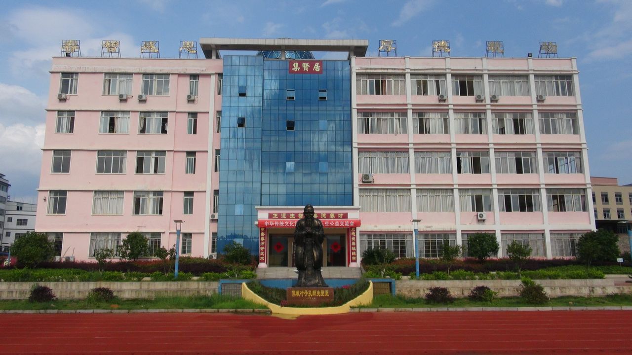  p>于都新长征学院是经于都县委,县政府及相关教育主管部门批准筹建