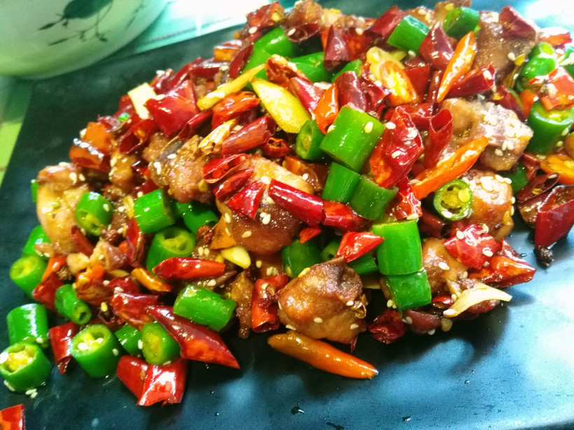  p>干炒辣子鸡属于川湘菜系,味型鲜明,以麻,辣,鲜,嫩为特点,是具有
