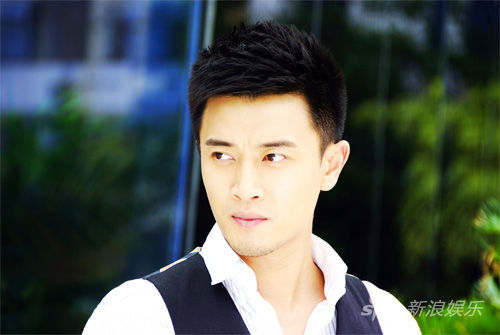  p data-id="gnwkpvsl0g">仲豪是蒋毅饰演的电视剧《凤凰牡丹》中的