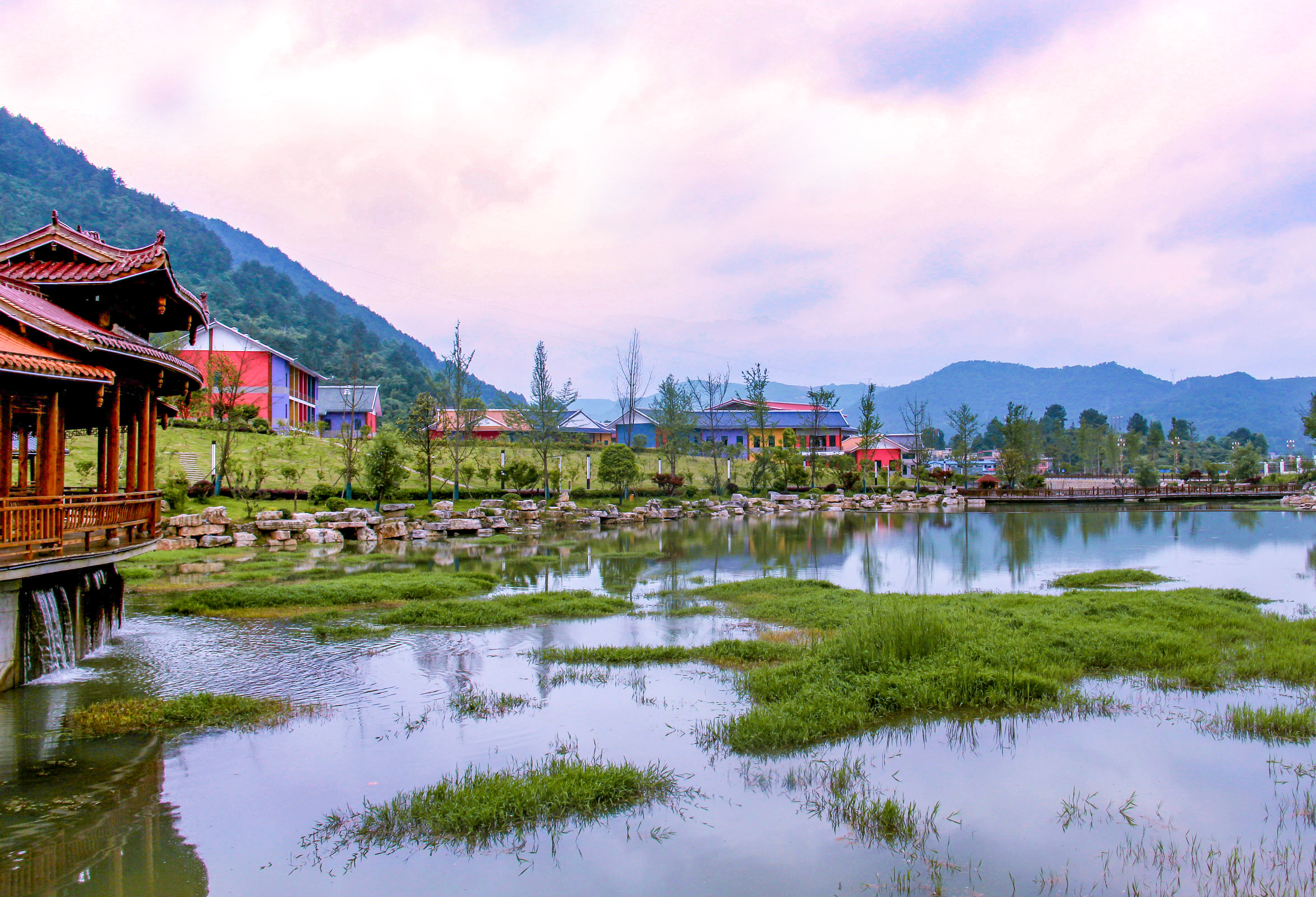  p data-id="gnb9e08wux">龙里油画大草原旅游区,位于贵州省黔南布依