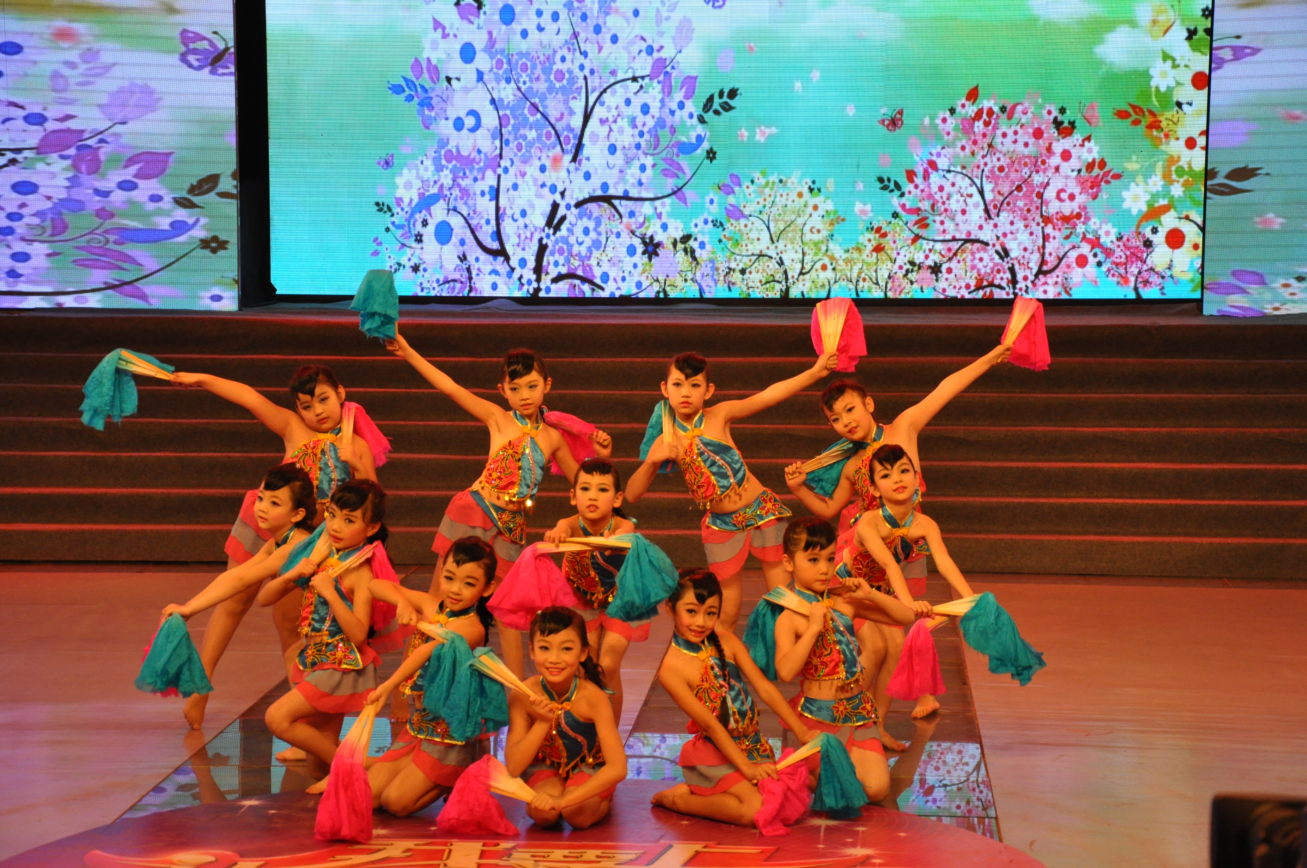  p>小百灵艺术中心(捌拍未来艺术中心)成立于1994年,专注于国际艺术