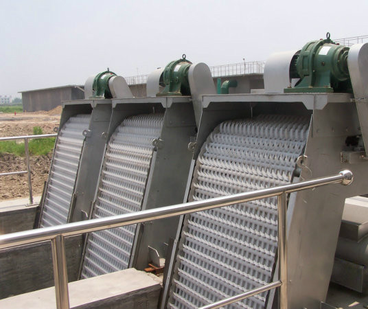  p>回转式格栅除污机是一种可以连续自动拦截并清除流体中各种形状