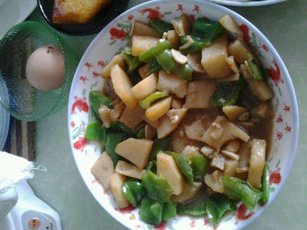  p>茄子炒土豆片是用茄子和土豆作为主要材料,加入红辣椒,蒜,鸡精等炒