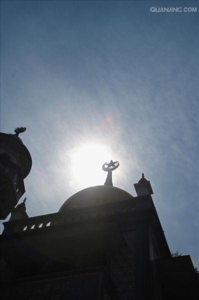 a>信徒礼拜的地方,词根为"拜倒"的意思,因为穆斯林礼拜时需要拜倒叩拜