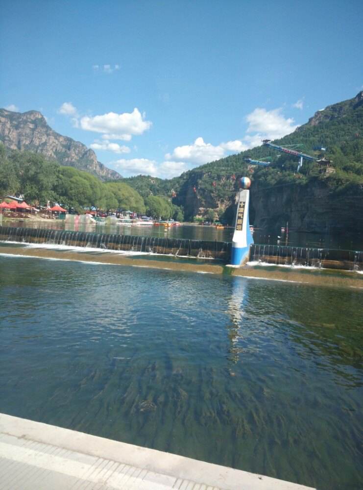  p>海岸线岬角,岸礁,海滩交错分布,有天门峰,青蛙石,鲍鱼岛,流清河