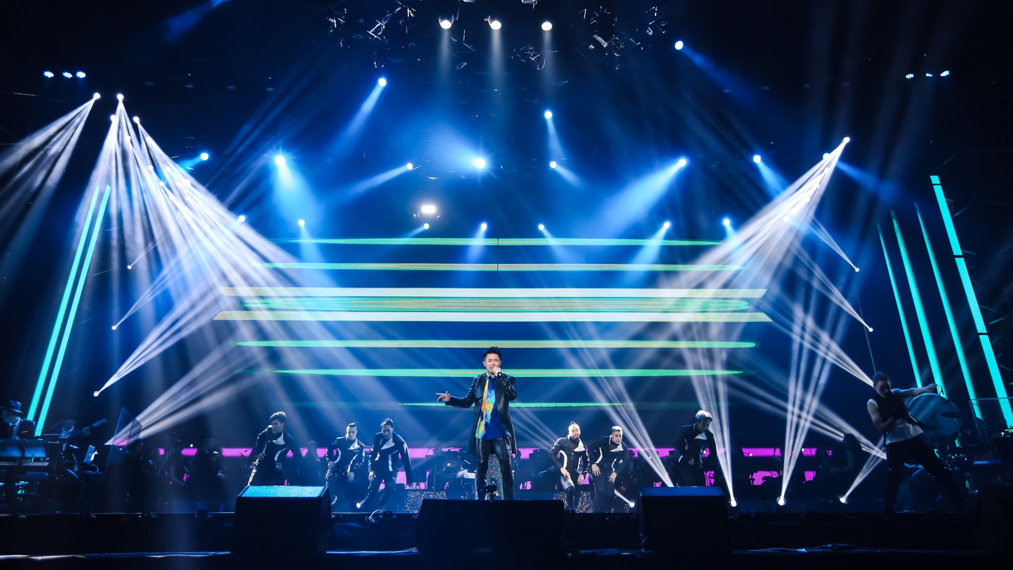  p>凤凰传奇(phoenix legend),中国内地流行乐演唱组合,成立于1998年