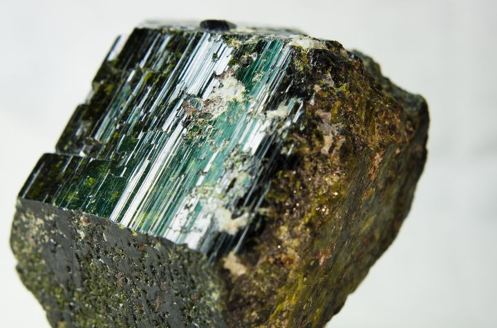  p>绿帘石是一种 a href="#" data-lemmaid="4259184">硅酸盐类矿物 