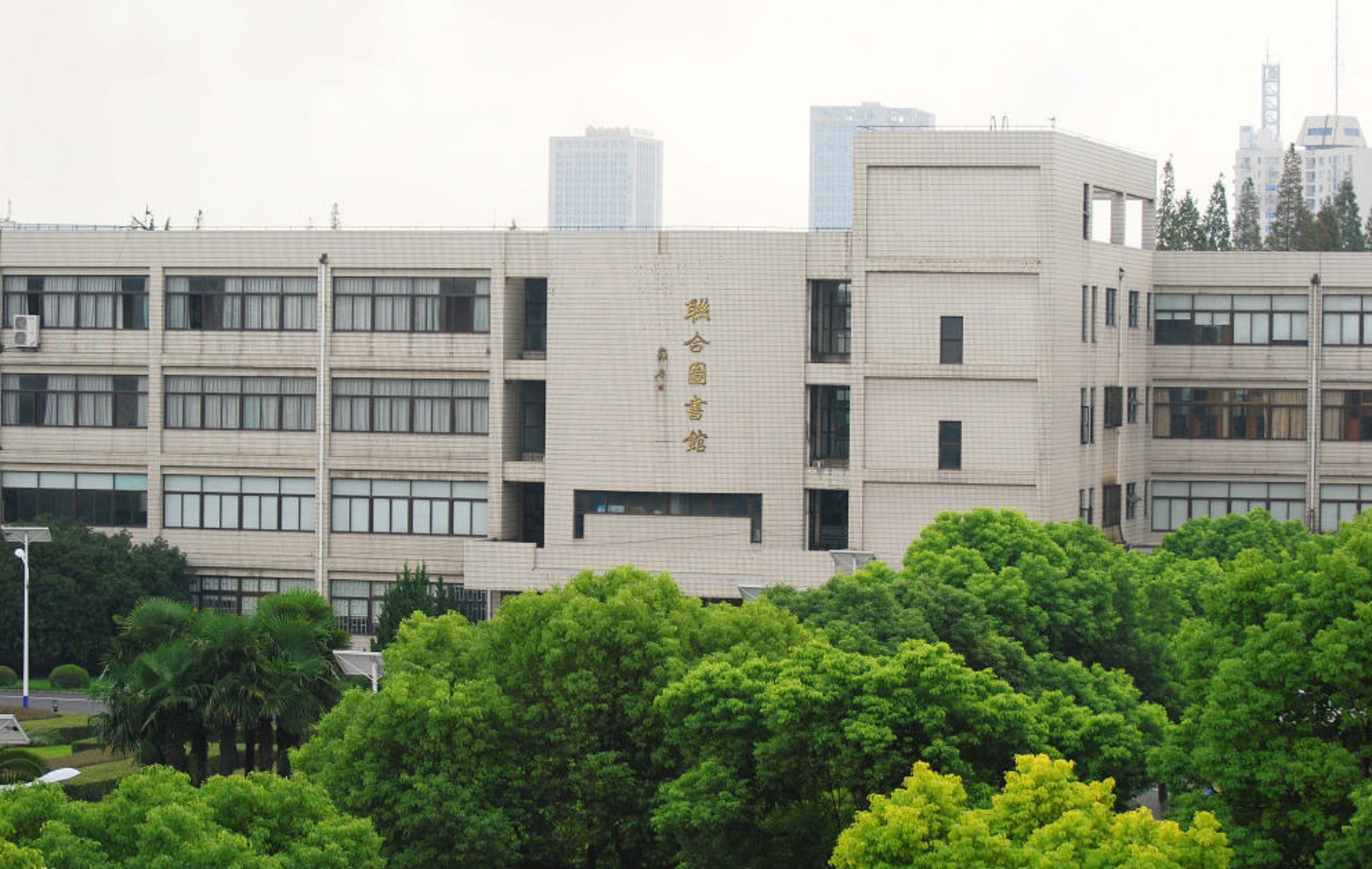  p>上海大学(shanghai university),简称"上大",是上海市属,国家" a